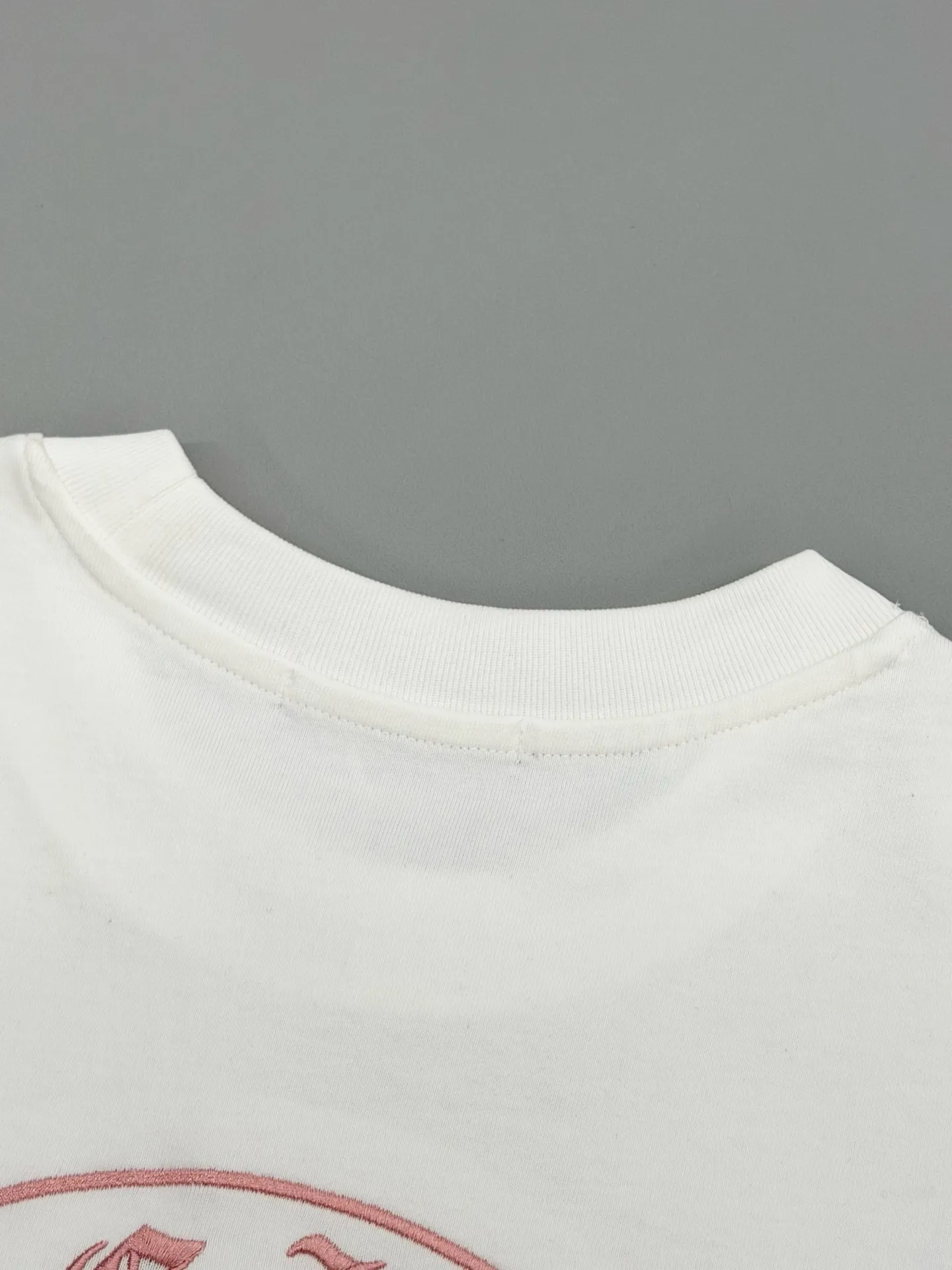 P170 [High Quality] Chrome hearts T-shirt short sleeve. The new model is embroidered with leather horseshoe logo on the front and back, and the back panel is designed with leather ten-rivet embroidery. High-end custom-made 32-count 285-gram fabric. Soft to the touch. Comfortable to wear. Exquisite stitching. Fine workmanship. The upper body effect is incomparably handsome! Same style for men and women Color: Black White Size: S to xL Size chart S: Shoulder width 51 - Bust 55 - Clothing length 70 M: Shoulder width 53 - Bust 57 - Clothing length 72 L: Shoulder width 55 - Bust 59 - Clothing length 74 XL: Shoulder width 57 - Bust 61 - Clothing length 76